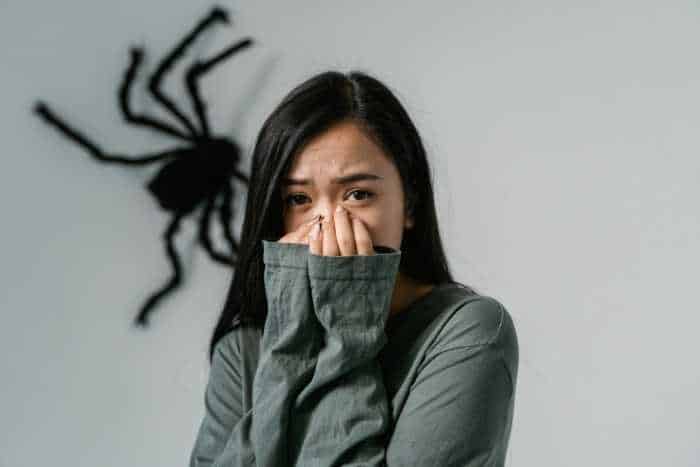 Donna che ha fobia dei ragni